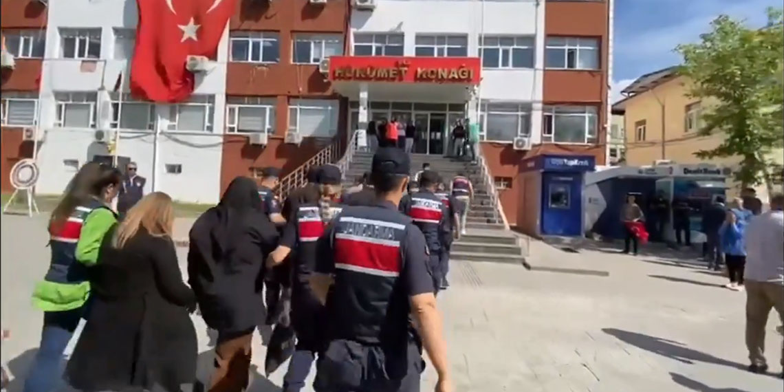 İçişleri Bakanı Ali Yerlikaya: 13 ilde 'Yasa Dışı Bahis ve Nitelikli Dolandırıcılık' suçlarına yönelik Jandarma tarafından düzenlenen SİBERGÖZ-41 operasyonlarında 65 şüpheli yakalandı.