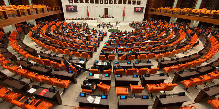 Saruhan Oluç ve Osman Gökçek arasında soytarı tartışması