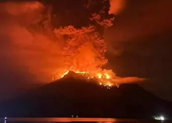 Endonezya'da yanardağda patlama; 7 kasaba tahliye edildi