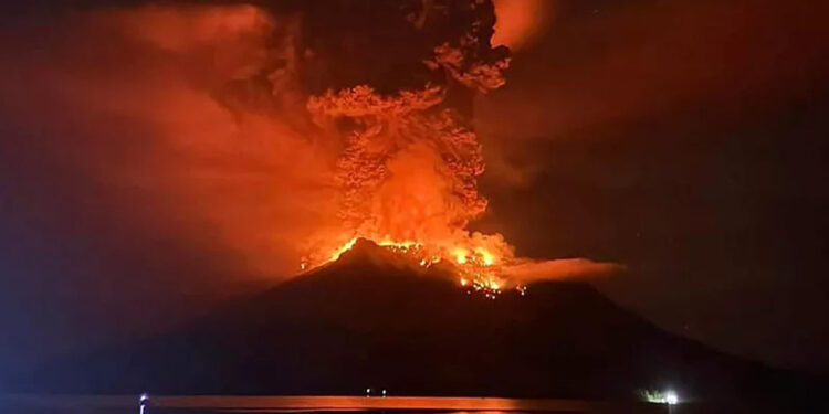 Endonezya'da yanardağda patlama; 7 kasaba tahliye edildi