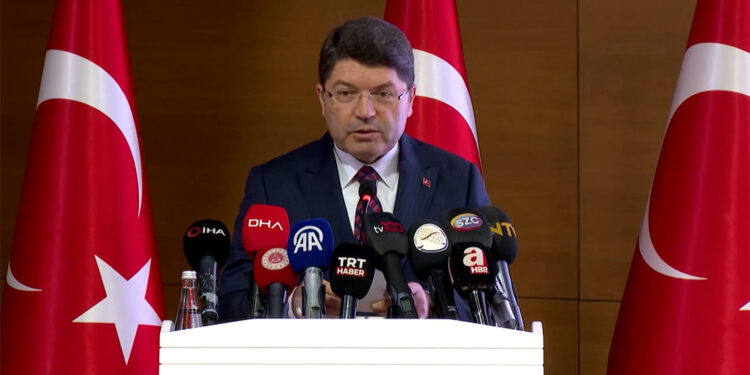 Tartıştığı kişiyi arabanın arkasında sürükleyen sürücü tutuklandı