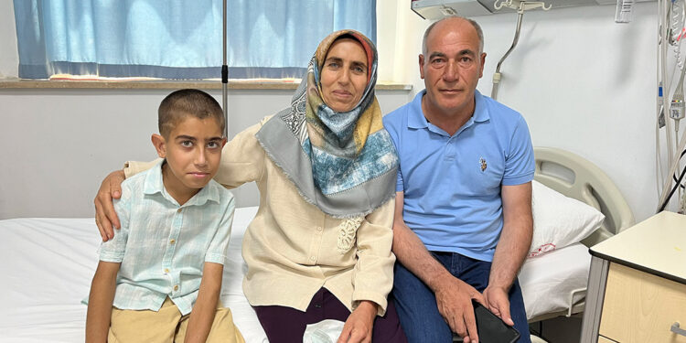 11 yaşındaki Emre, babasının böbreğiyle hayata tutundu