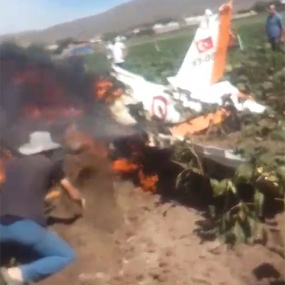 Kayseri'de 2 pilotun şehit olduğu eğitim uçağı kazasına müdahale eden görgü tanıklarından tarım işçisi Kasım Tutan (48), "Önce üzerimizde dolaştı. Yukarıdayken 2 takla attı, motor sesi geldi. Ardından da kafa üstü tarlaya düştü. 5 bidon su vardı. Hepsini uçağa döktüm. Amacımız, cenazelerin yanmasını önlemekti. Elimizden geleni yaptık" dedi.