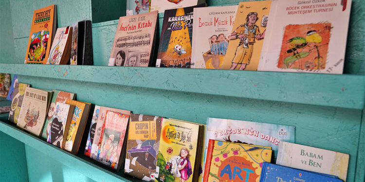 Müzik Kütüphanesi'nde notalar kitaplardan taşıyor