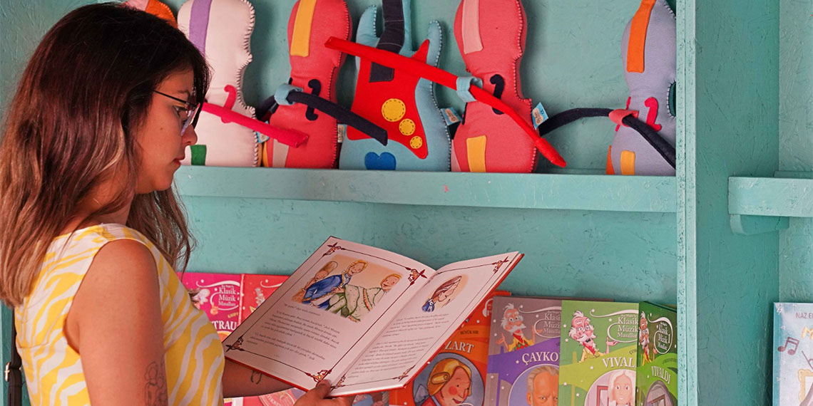 Müzik Kütüphanesi'nde notalar kitaplardan taşıyor