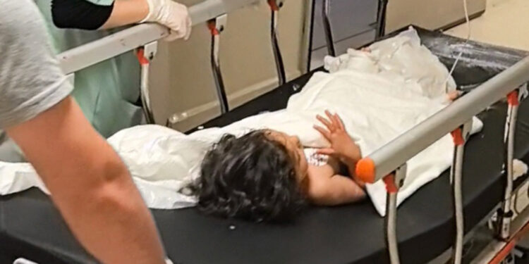 2'nci kattan düşen Eslem bebek ağır yaralandı