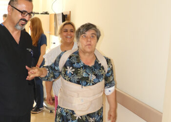 3 yıldır yatağa bağımlıydı, 6 saatlik operasyonla ayağa kalktı