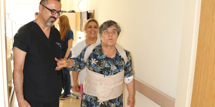 3 yıldır yatağa bağımlıydı, 6 saatlik operasyonla ayağa kalktı