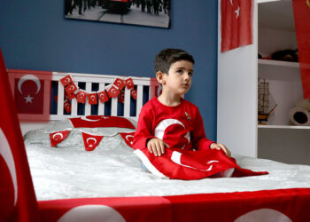 4 yaşındaki Toprak'ın 'Türk bayrağı' tutkusu