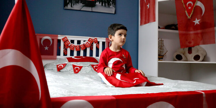 4 yaşındaki Toprak'ın 'Türk bayrağı' tutkusu