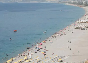 45 derece sıcaklık uyarısı yapılan antalya'da sahiller doldu