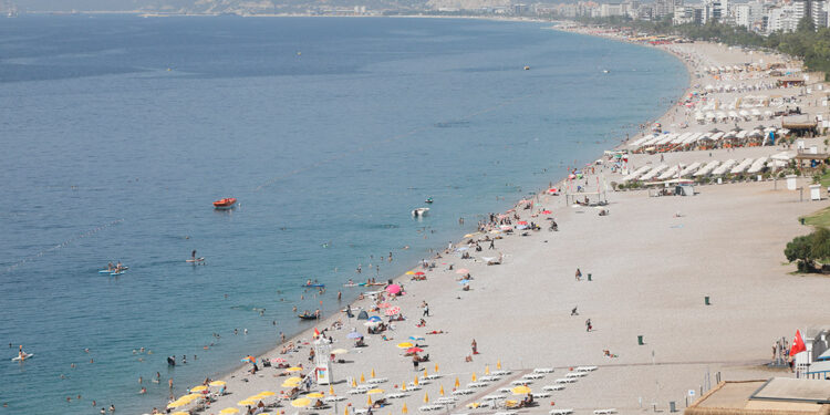 45 derece sıcaklık uyarısı yapılan Antalya'da sahiller doldu