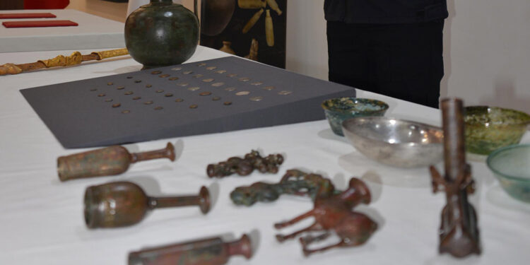 55 tarihi eser protokolle İran'a teslim edildi