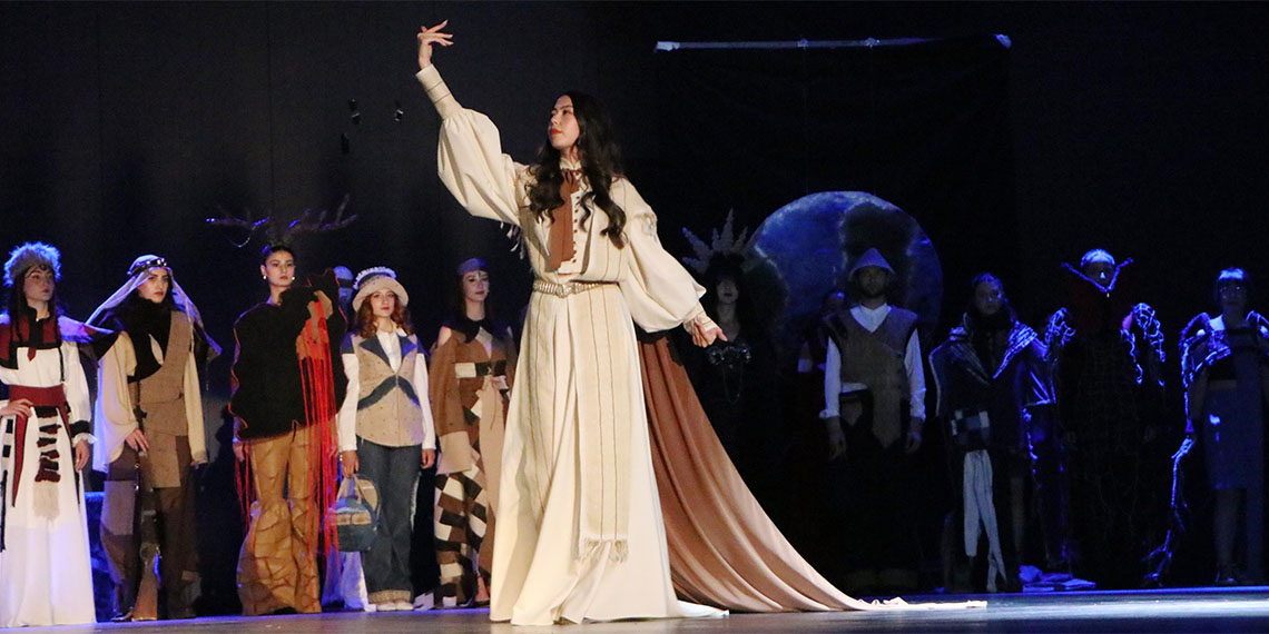 Erzurum Atatürk Üniversitesi Güzel Sanatlar Fakültesi Tekstil ve Moda Tasarımı Bölümü son sınıf öğrencilerinin mezuniyet defilesinde toplumsal sorunlara dikkat çekildi.