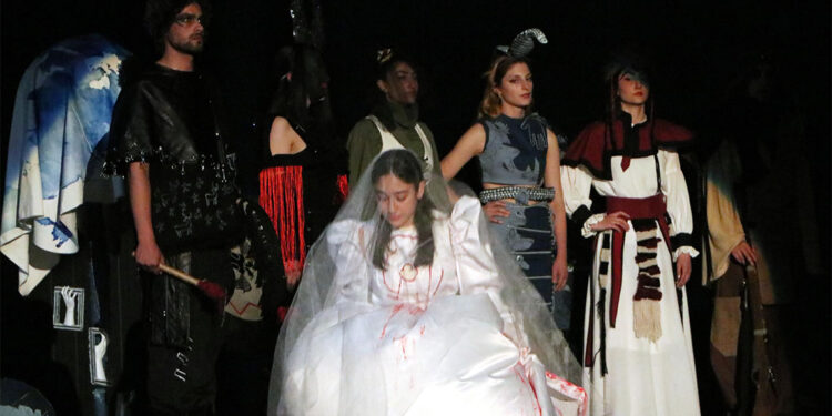 Mezuniyet defilesinde toplumsal sorunlara dikkat çekildi