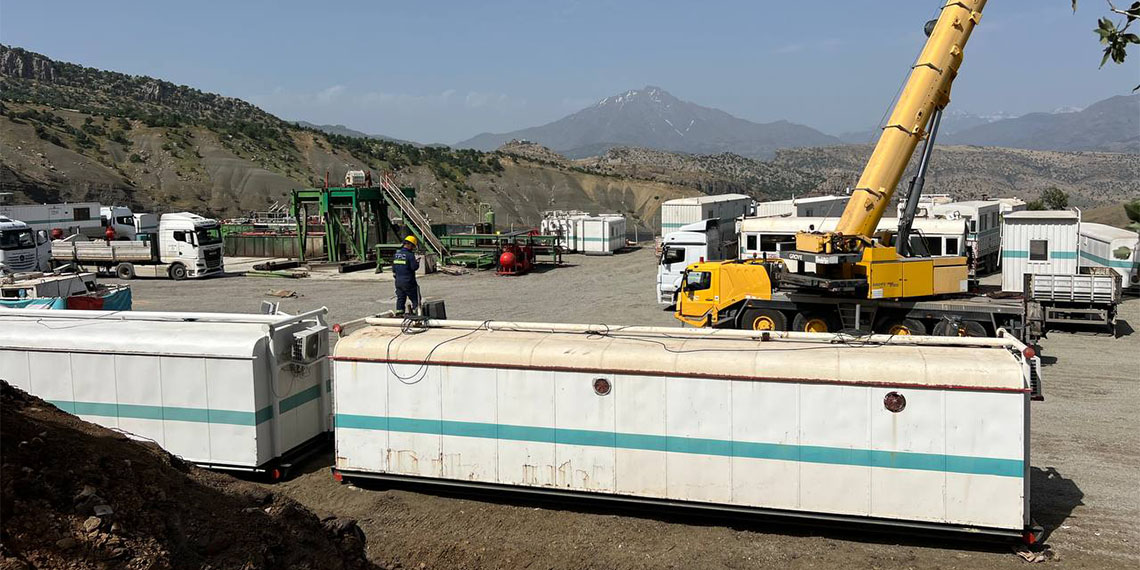 Hakkari'nin Irak sınırında bulunan ilçesi Derecik'te 2 petrol arama sahası kuruldu.