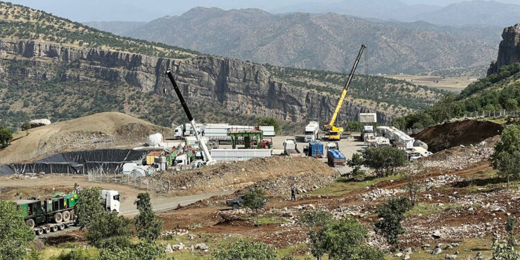 Derecik'te 2 petrol arama sahası kuruldu