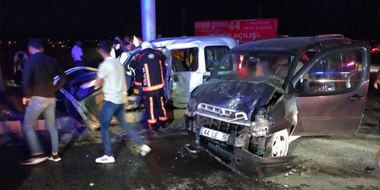 Malatya'da 2 hafif ticari araç çarpıştı; 1 ölü 3 yaralı