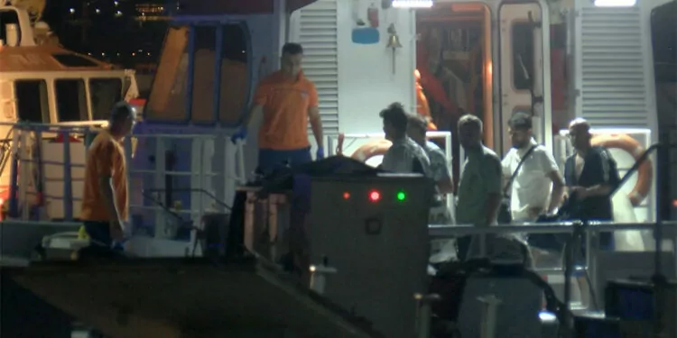 Haydarpaşa'da mendireğe çarpan teknedeki 10 kişi kurtarıldı