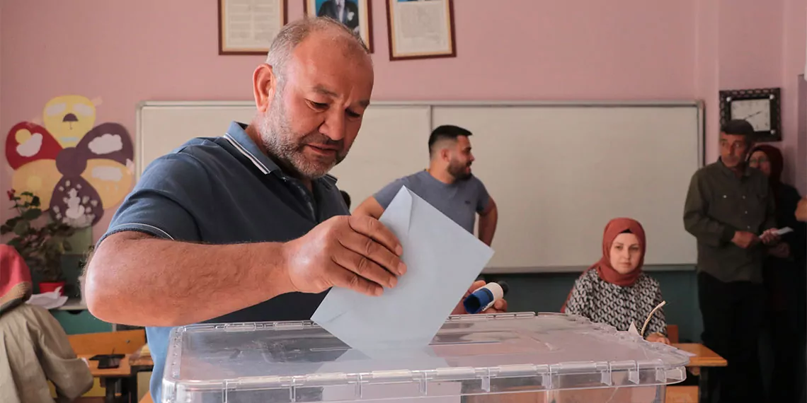 Yüksek seçim kurulu'nun (ysk), seçimlerin yenilenmesine karar verdiği kayseri pınarbaşı'nda seçmenler oylarını kullanmak için sandık başına gitti.