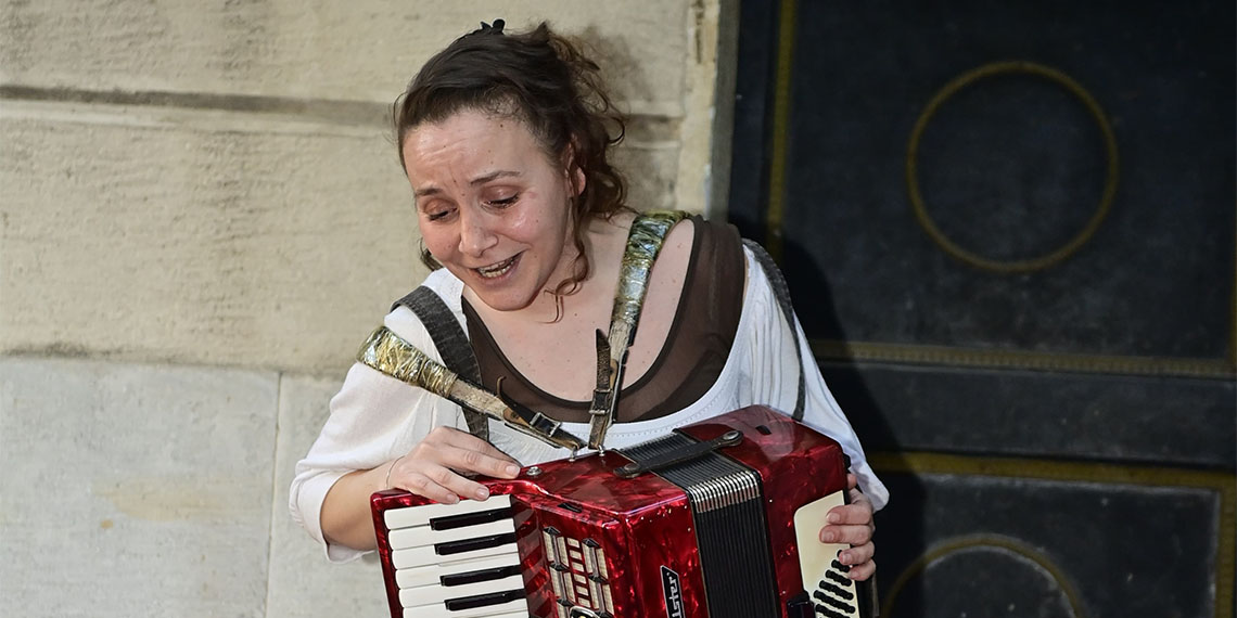 Beyoğlu'nda 2'nci Kadın Yüzler Festivali Asmalı Sahne’de düzenlenen açılış töreni ile başladı. 14 Haziran’a kadar devam edecek olan festival kapsamında tiyatro oyunları, sergiler ve söyleşiler sanatseverlerle buluşacak.