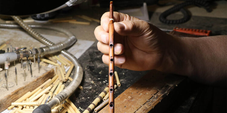 Burdurlu sanatçı, ağaçtan sipsi yapmayı başardı