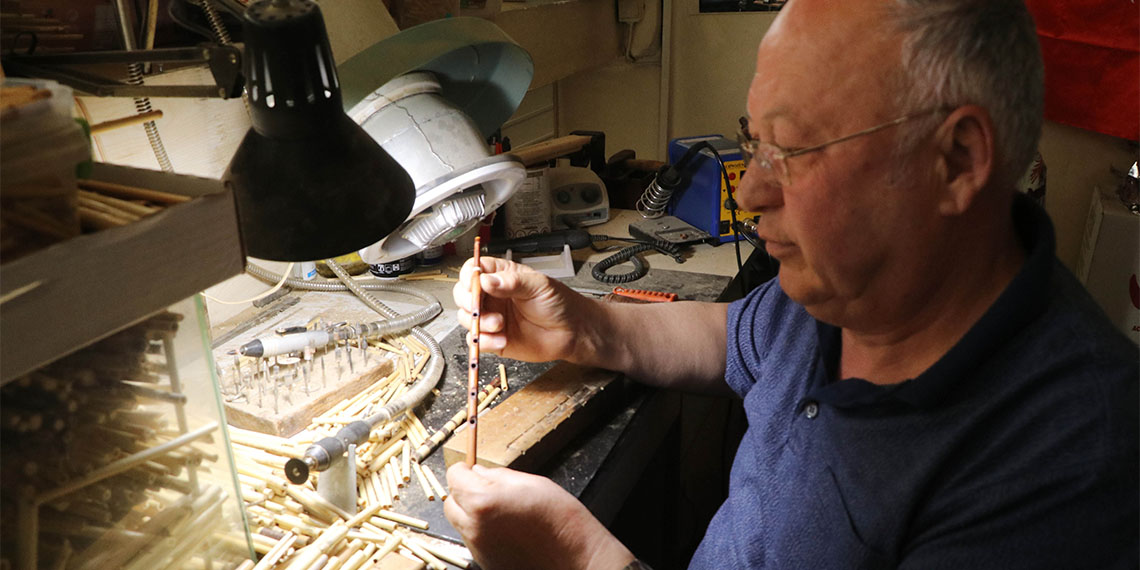 Burdurlu sanatçı, ağaçtan sipsi yapmayı başardı