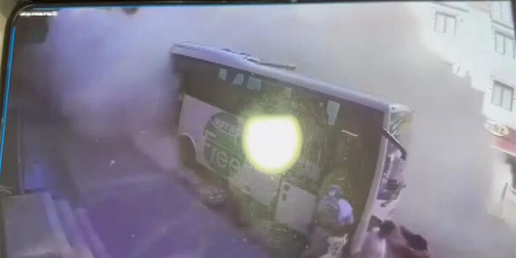 Küçükçekmece'de binanın çökme anı kamerada