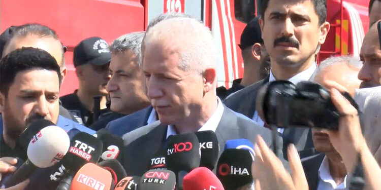 Küçükçekmece'de çöken 3 katlı binadan 7 kişi çıkarıldı