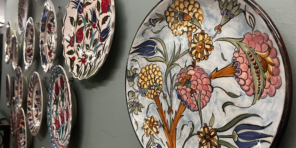 8 bin yıllık tarihi olan seramiği, bakanlık sanatçısı babalarından öğrendikleri teknikle modernize ettiler.