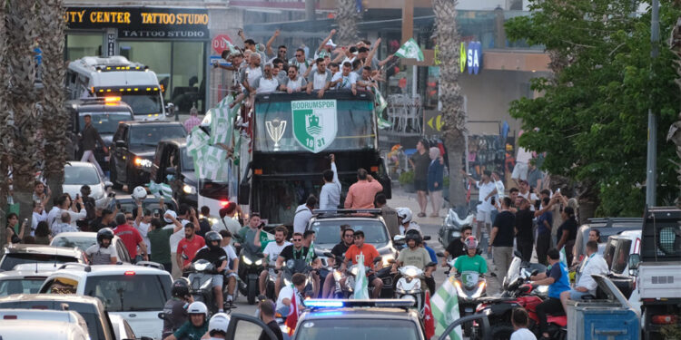 Süper Lig'e yükselen Bodrum FK şampiyonluğu kutladı