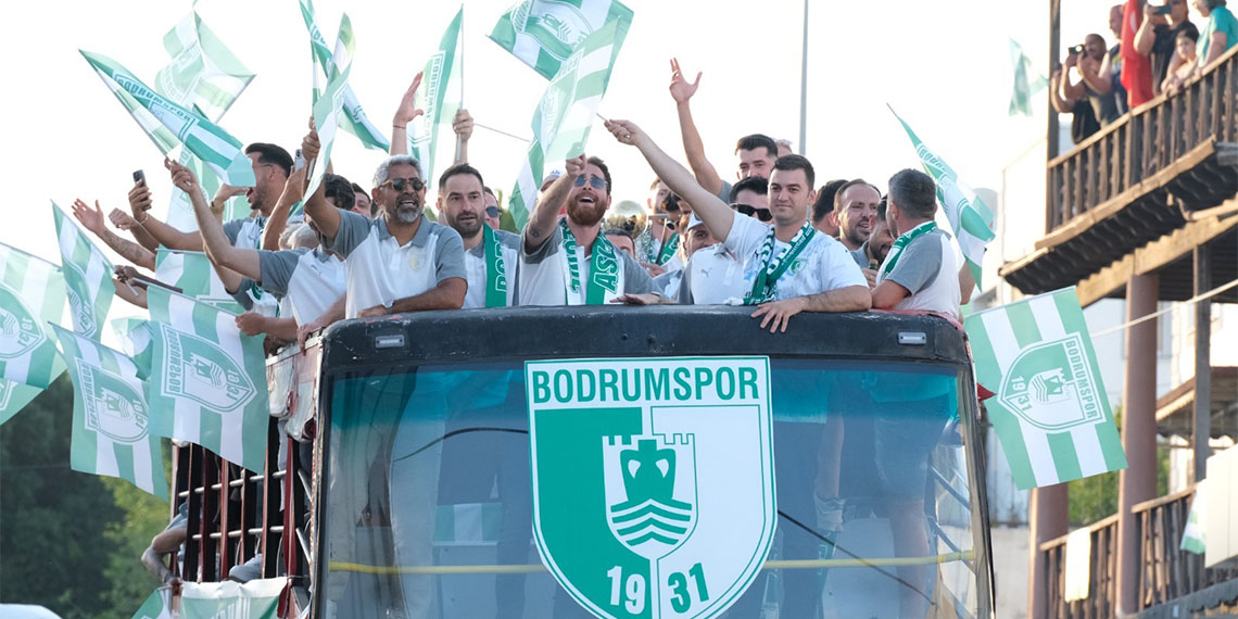 Süper Lig'e yükselen Bodrum FK şampiyonluğu taraftarlarıyla kutladı. Futbolcular ve teknik ekip üstü açık otobüsle kentte tur atarken, taraftarlar meşalelerle takıma eşlik etti.