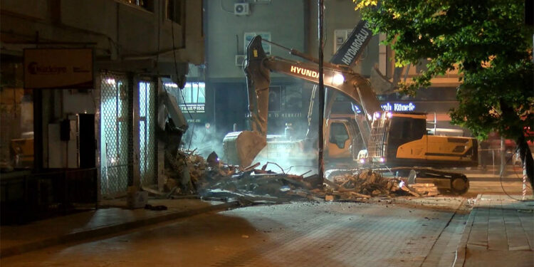 Küçükçekmece'de çöken binanın bitişiğindeki bina yıkıldı