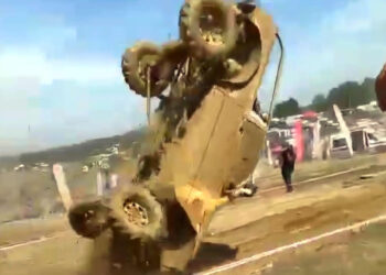 Off-road aracı yarışta takla attı