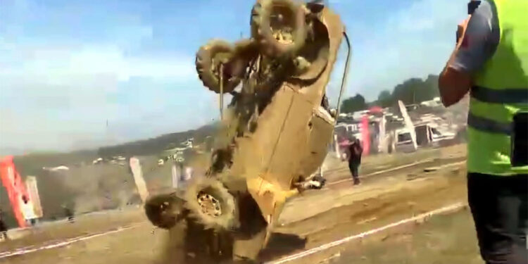 Off-road aracı yarışta takla attı