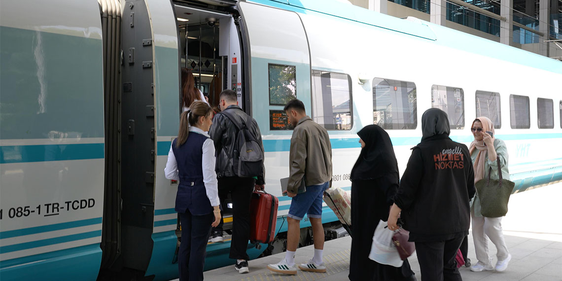 Ulaştırma ve Altyapı Bakanı Abdulkadir Uraloğlu, Kurban Bayramı'nda YHT'lere ek sefer koyulduğunu, ana hat ve bölgesel trenlerde ise vagon ilavesi ile yolcu kapasitesinin artırıldığını belirtti.