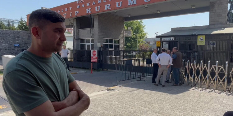 Çöken binada ölen Dovletyar Charyyev'in ailesi Adli Tıp Kurumu'nda