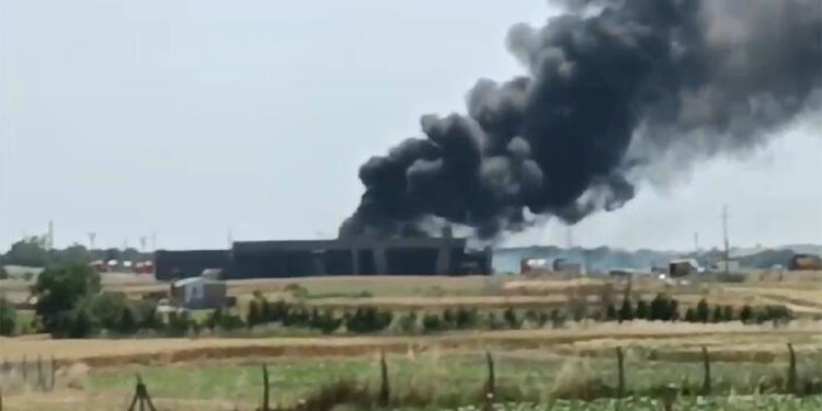 Silivri'de boya imalathanesinde yangın