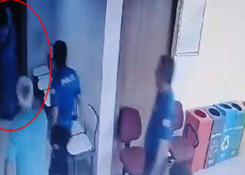 İlaç yazmayan doktoru darbetti