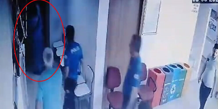 İlaç yazmayan doktoru darbetti