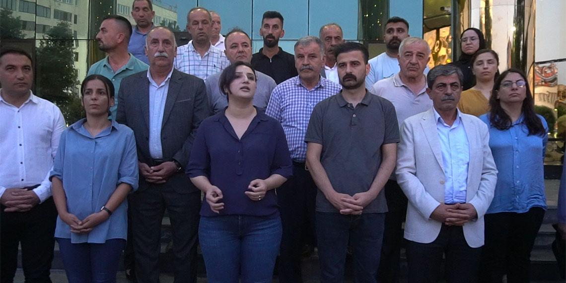Hakkari Belediye Başkanı Mehmet Sıddık Akış'ın gözaltına alınması ile protestolar başladı, Siirt'te Hakkari protestosunda 3 kişi gözaltına alındı.