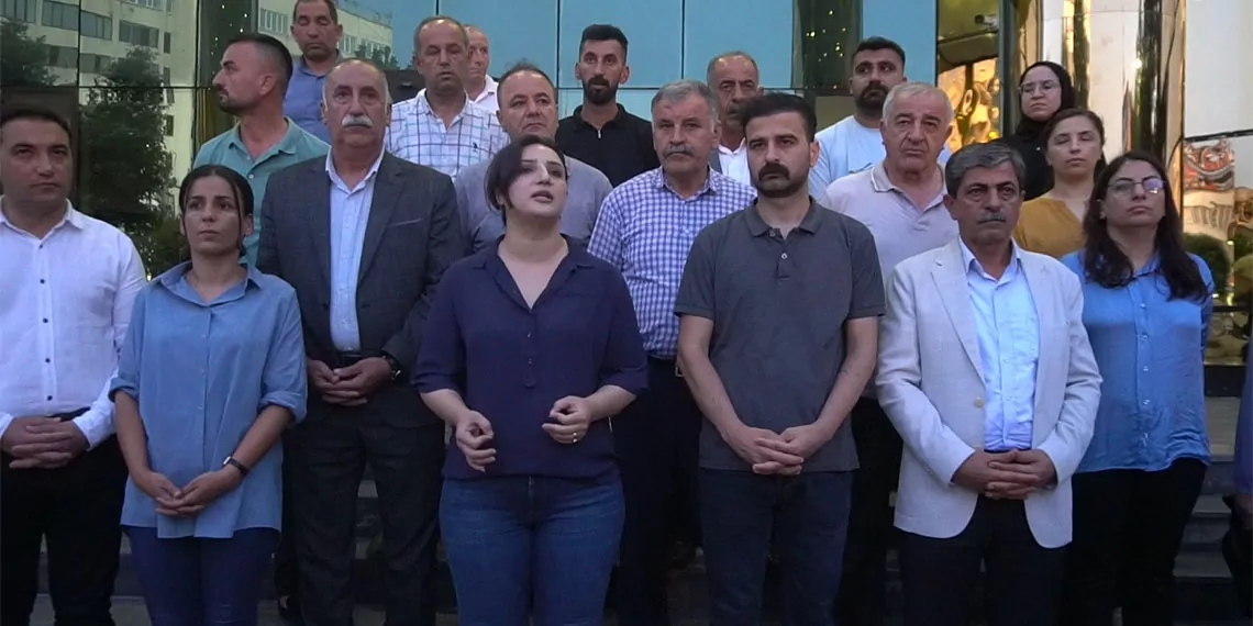 Hakkari belediye başkanı mehmet sıddık akış'ın gözaltına alınması ile protestolar başladı, siirt'te hakkari protestosunda 3 kişi gözaltına alındı.