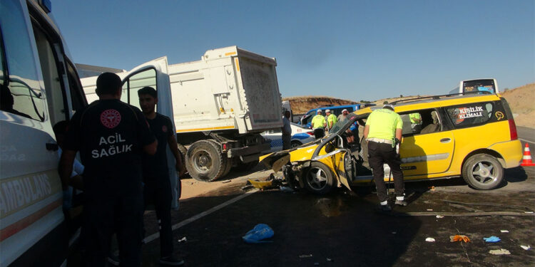 Kilis'te kamyon ile taksi çarpıştı; 2 ölü 8 yaralı