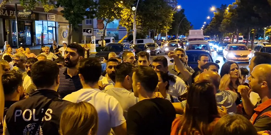 Hakkari belediye başkanı mehmet sıddık akış'ın, gözaltına alınmasının ardından diyarbakır'da kayyum protestosu gerginliği yaşandı, 2 polis yaralandı, 2 kişi gözaltına alındı.