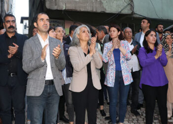 DEM Parti milletvekilleri oturma eylemi yaptı