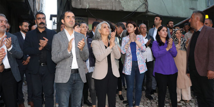 DEM Parti milletvekilleri oturma eylemi yaptı