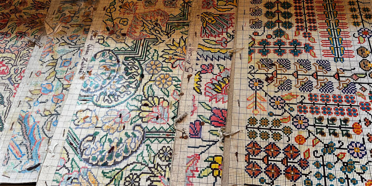 80 yıllık halı motiflerini evinde sergiliyor