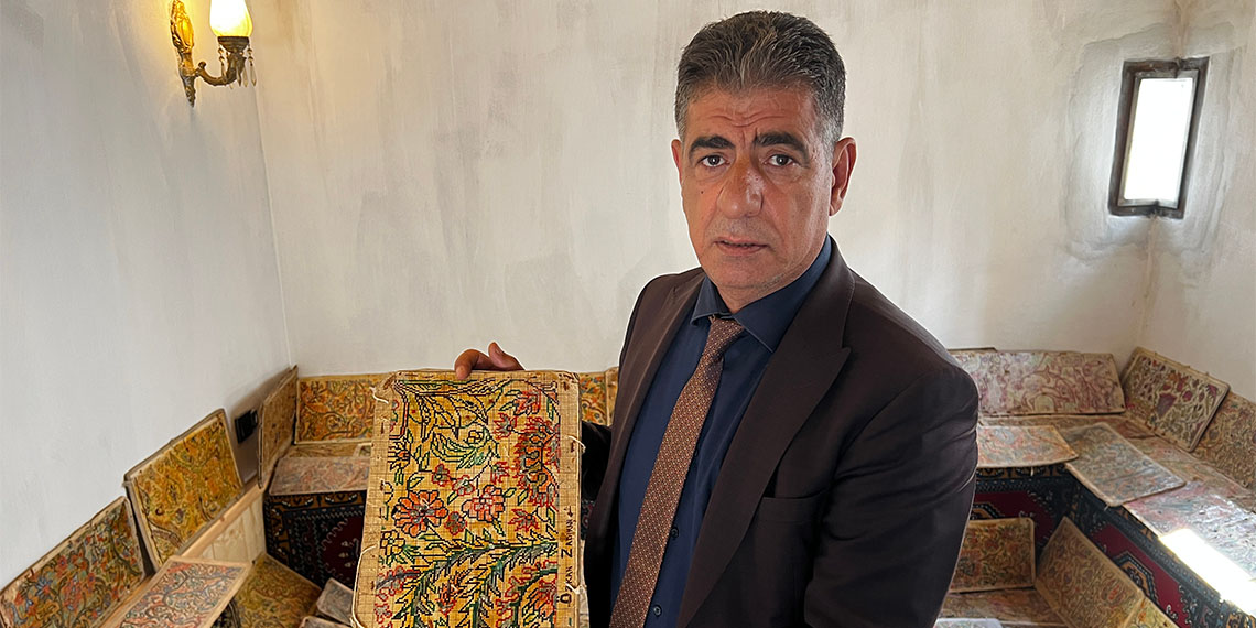 Kayseri'de 1987'ye kadar babasından kalma el dokuma halı imalatçılığını devam ettiren ancak fabrika halılarının çıkması ile el dokumasını bırakan Mustafa Halıcıoğlu (58), 80 yıllık halı motiflerini muhafaza ederek sahip çıktı.