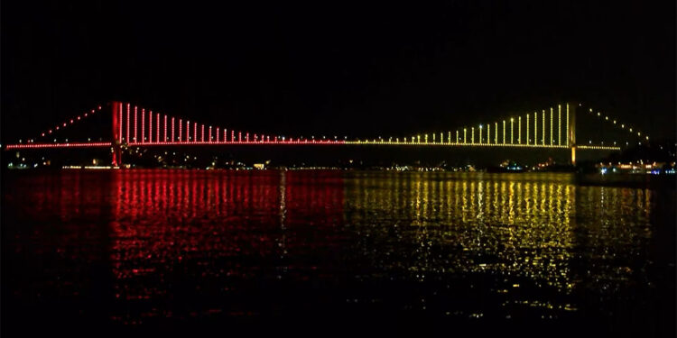 Boğaz köprüleri sarı-kırmızı renklerle ışıklandırıldı