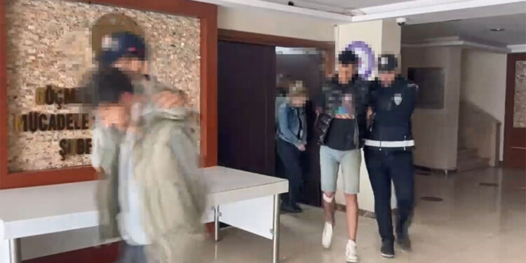 İstanbul'da göçmen kaçakçılığı operasyonu düzenlendi; 3 tutuklama